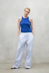 Musculosa azul de punto canalé con cuello redondo y sisas anchas.