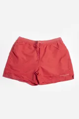 Short de baño liso color azul con cintura elástica ajustable con cordón, bolsillos laterales, tela ligera de secado rápido, suspensor interno y logo estampado.