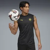 Musculosa de entrenamiento Puma del Club Atlético Peñarol, color negro con estampado geométrico en jacquard. Presenta cuello redondo, logo de Puma en amarillo y escudo del club en el pecho.