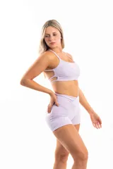 Short deportivo blanco de tiro alto con frunce en la parte trasera y logo de la marca en la cintura.