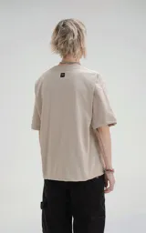 Remera color beige de manga corta y cuello redondo, de calce boxy fit, confeccionada en algodón.