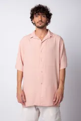 Camisa de manga corta color salmón, confeccionada en tela fibrana premium con calce oversize.