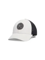 Gorro de hombre Under Armour Project Rock Trucker, color blanco con paneles traseros de malla negra y logo bordado en el frente.
