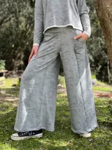 Conjunto de pantalón palazzo evasé y buzo liviano de viscosa elastizada color gris batik.