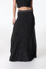 Falda larga plisada color negro con lurex plateado, cintura elastizada y forro interior.