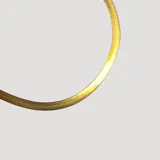Pulsera plateada de acero con diseño de espiga plana y cierre de mosquetón con cadena de extensión.
