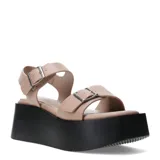 Sandalias de plataforma color beige con base negra y hebillas plateadas.