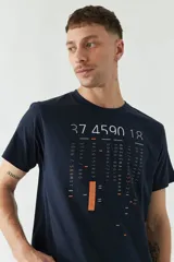 Remera blanca de algodón con estampado tipográfico en tonos grises y verde neón.