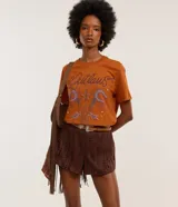 Short marrón con textura perforada, corte regular y cintura elástica.