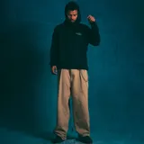 Hoodie negro con bolsillo tipo canguro y estampado frontal con el texto "420 Breakfast Club" en color verde.