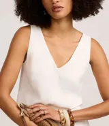 Musculosa sin mangas confeccionada en viscosa sostenible, con escote en pico y corte vertical.