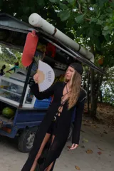 Saco largo de tejido de punto negro con diseño calado y acordonado en el frente, de manga larga.