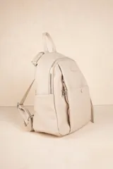 Mochila negra de cuero sintético con diseño minimalista, formato compacto y estructura blanda. Incluye bolsillo delantero con broche y cierre metálico superior con tiradores largos.