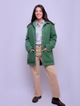 Camisa leñadora de dama confeccionada en paño de lana a cuadros verdes y marrones. Hecha en Uruguay.