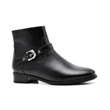 Bota corta de cuero negro con hebilla lateral y taco bajo.