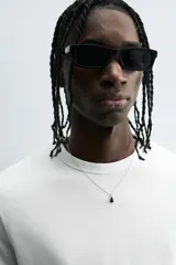 Camiseta negra de corte slim fit, cuello redondo y manga corta. Confeccionada en tejido de algodón con elasticidad y acabados en rib.