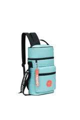 Mochila matera celeste con detalles en negro, con correas de mochila y correa larga para usar como bolso. Tiene un bolsillo frontal con cierre y un aplique circular con un corazón. Incluye un llavero naranja con la palabra 'TRENDY'.