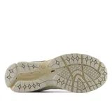 Championes urbanos New Balance modelo U2002Rj, color beige con detalles en gris, confeccionados en gamuza y malla, con logo "N" característico en los laterales y entresuela ENCAP.