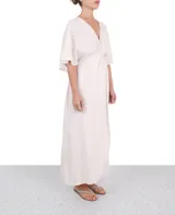 Vestido kaftan largo color crudo, con escote en V, mangas cortas amplias y nudo en la cintura.