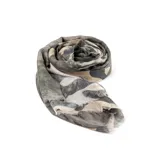 Pashmina rectangular de acrílico color negro con estampado abstracto en tonos beige y gris.