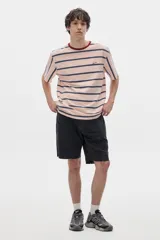 Remera de algodón a rayas horizontales en color rosa y azul marino, con cuello redondo en color bordó y detalle bordado en el frente. Corte recto y mangas cortas.