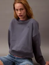 Remera gris de algodón con cuello redondo y logo bordado en el pecho.