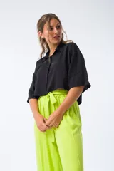 Camisa corta negra de viscosa con cuello clásico y mangas 3/4.