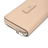 Billetera tipo tarjetero de color beige, con textura de cuero granulado y cierre perimetral de cremallera. Presenta un aplique rectangular central con las letras 'XL' en metal plateado.