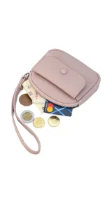 Monedero de dama color rosa con correa de mano, bolsillo principal con cierre y portallaves, y bolsillo frontal pequeño con botón.