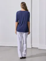 Remera azul con mangas 3/4 y detalle bordado en el escote.