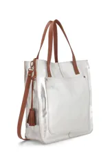 Bolso tipo tote bag color negro con textura brillante, doble asa corta y correa larga desmontable. Tiene un bolsillo exterior y un bolsillo interior.