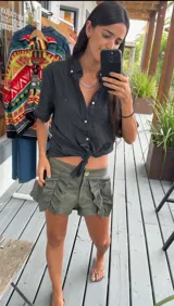 Short de cuero color marrón con volados frontales.