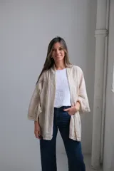 Kimono color beige con detalles de encaje en los bordes y mangas 3/4.