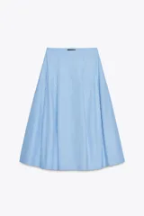 Falda midi celeste con rayas verticales finas en azul marino, de tiro alto, con pliegues en el delantero y cierre lateral con cremallera oculta.