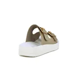 Sandalias de tiras color beige con hebillas doradas, base blanca y plataforma baja.