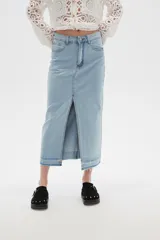 Falda midi de jean celeste con abertura frontal y ruedo desflecado.