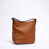Cartera tipo tote color marrón con paneles laterales con estampado de piel de serpiente.
