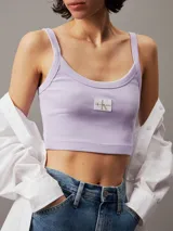 Top de corpiño Calvin Klein color lila, de punto de algodón elástico con textura de canalé fino. Tiene cuello abierto e insignia con el monograma de Calvin Klein en el pecho.