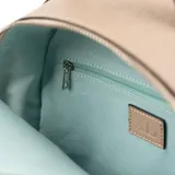 Mochila color taupe de símil cuero con relieve, acceso con cierre, herrajes plateados y correa fija.