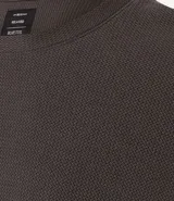 Remera relaxed de manga corta color beige, con cuello redondo y textura chevron.
