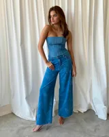 Corset strapless de denim celeste con ballenas reforzadas.