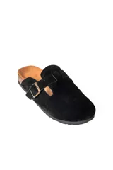 Mocasines negros de cuero con hebilla dorada y suela de corcho.