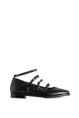 Chatas de cuero negro con punta fina, cuatro tiras horizontales con hebilla y pulsera al tobillo.