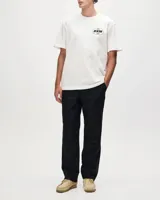 Remera blanca de manga corta con cuello redondo y estampado ovalado con el texto "DXM" en negro.