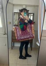Bolso tipo tote bag con estampado de bandanas en tonos marrón, bordó y blanco. Tiene cierre, interior con 5 bolsillos y exterior con 3 bolsillos.