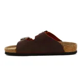 Sandalias bajas de cuero color marrón con dos tiras anchas ajustables con hebilla metálica.