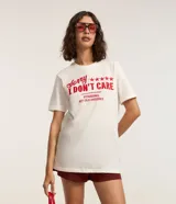 Remera blanca de algodón con estampado rojo que dice 'Sorry I Don't Care' con estrellas y la frase 'Starring: My Old Patience'.