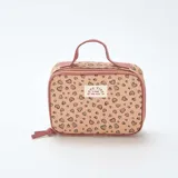 Neceser con estampado de corazones color rosa y marrón, con asa superior y cierre con cremallera.