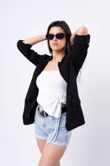 Blazer negro de corte clásico con solapas y mangas 3/4.