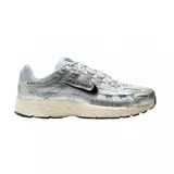 Championes urbanos Nike P-6000 color plateado y blanco con detalles en negro.